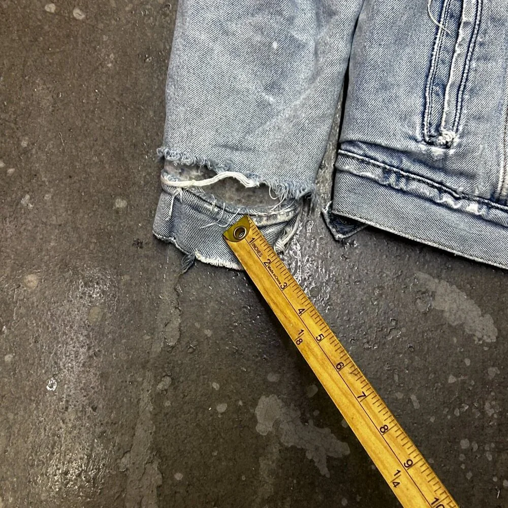 Levi’s Sherpa Lined Denim Trucker Jacket Size L Distressed Light Wash - Picture 9 of 13